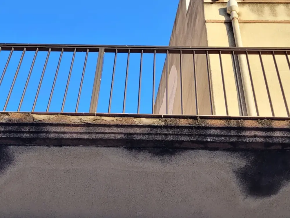 Balcone con danni da umidità sulla parte inferiore